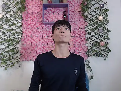 Snapshot of alex_russo__ chatting on 10/14/25, 03:40 alex russo   online show from 10/14/25, 03:40