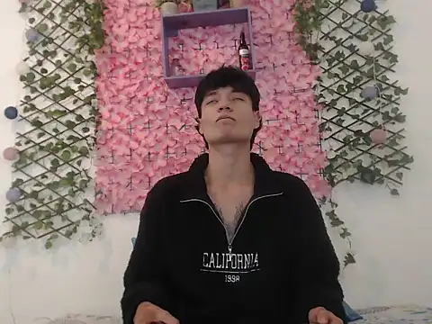 Snapshot of alex_russo__ chatting on 10/17/25, 03:20 alex russo   online show from 10/17/25, 03:20