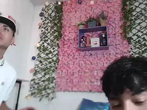 Snapshot of alex_russo__ chatting on 10/19/25, 04:02 alex russo   online show from 10/19/25, 04:02