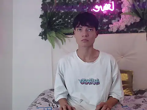 Snapshot of alex_russo__ chatting on 10/24/25, 03:25 alex russo   online show from 10/24/25, 03:25