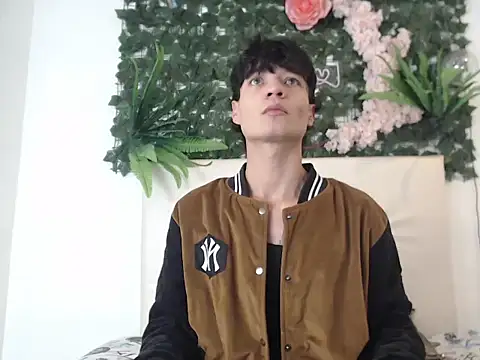 Snapshot of alex_russo__ chatting on 10/25/25, 03:36 alex russo   online show from 10/25/25, 03:36