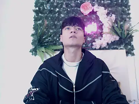 Snapshot of alex_russo__ chatting on 10/28/25, 11:29 alex russo   online show from 10/28/25, 11:29