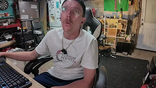 AverageMaleJay online show from 05/18/26, 12:40