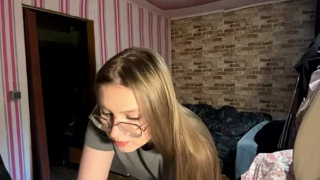 YungLilly online show from 10/04/25, 11:30