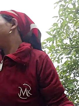 miomio-12 online show from 11/06/25, 12:44