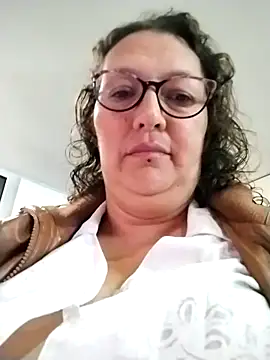 Snapshot of -saraqueen- chatting on 10/22/25, 04:07 -saraqueen- online show from 10/22/25, 04:07