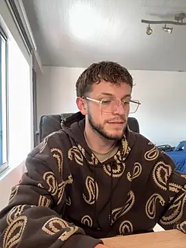 Snapshot of noah_red chatting on 11/17/25, 04:35 noah red online show from 11/17/25, 04:35