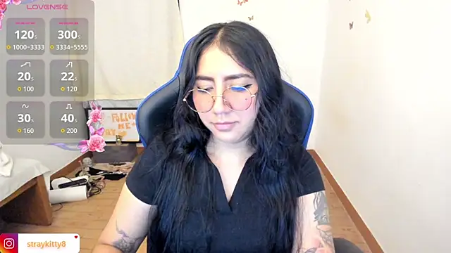 Snapshot of LoveLyy- chatting on 05/13/26, 08:27 LoveLyy- online show from 05/13/26, 08:27
