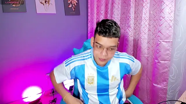 Snapshot of alex_boyy chatting on 10/05/25, 01:04 alex boyy online show from 10/05/25, 01:04