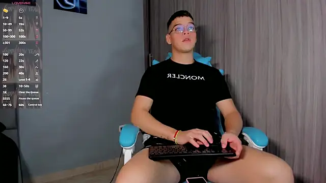 Snapshot of alex_boyy chatting on 10/10/25, 04:44 alex boyy online show from 10/10/25, 04:44