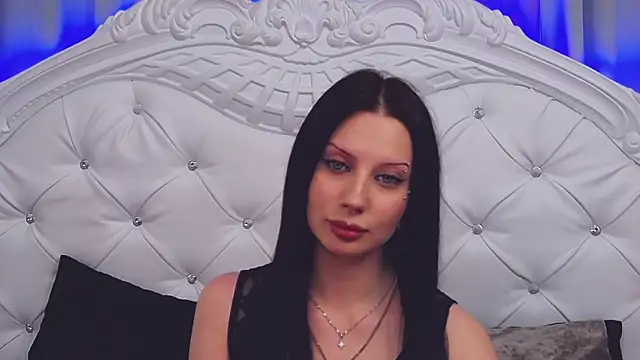 Snapshot of MaeAnna chatting on 12/18/25, 01:06 MaeAnna online show from 12/18/25, 01:06