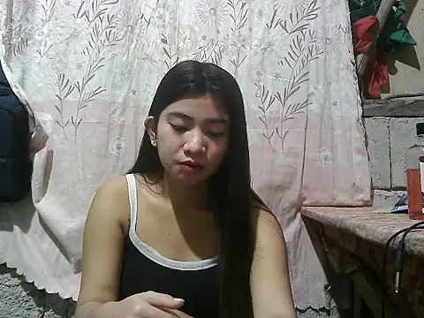 Snapshot of Hot_Lina31 chatting on 10/15/25, 04:18 Hot Lina31 online show from 10/15/25, 04:18