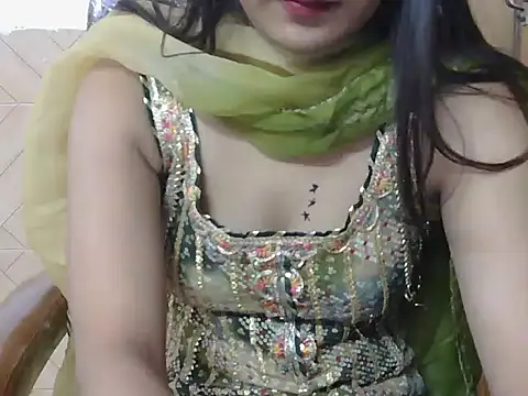 Snapshot of priti_singhaniya chatting on 11/11/25, 06:13 priti singhaniya online show from 11/11/25, 06:13