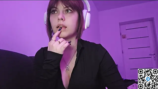 Snapshot of KristiBloom chatting on 11/02/25, 10:45 KristiBloom online show from 11/02/25, 10:45