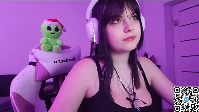 Snapshot of KristiBloom chatting on 11/17/25, 09:09 KristiBloom online show from 11/17/25, 09:09