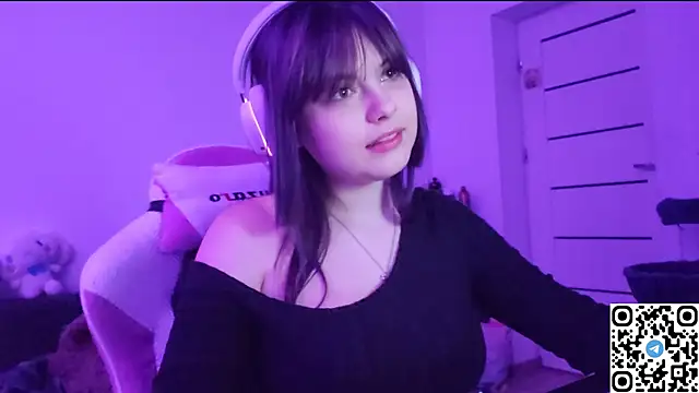 Snapshot of KristiBloom chatting on 11/23/25, 09:14 KristiBloom online show from 11/23/25, 09:14