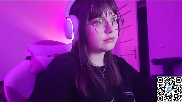 Snapshot of KristiBloom chatting on 12/14/25, 10:25 KristiBloom online show from 12/14/25, 10:25