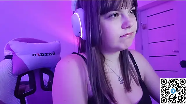 Snapshot of KristiBloom chatting on 12/15/25, 09:52 KristiBloom online show from 12/15/25, 09:52