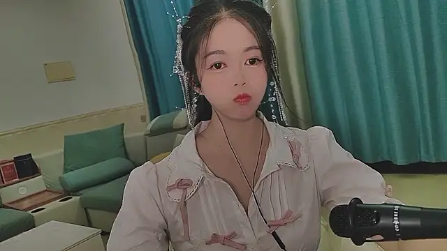 Snapshot of Q_Yumi chatting on 10/17/25, 12:30 Q Yumi online show from 10/17/25, 12:30