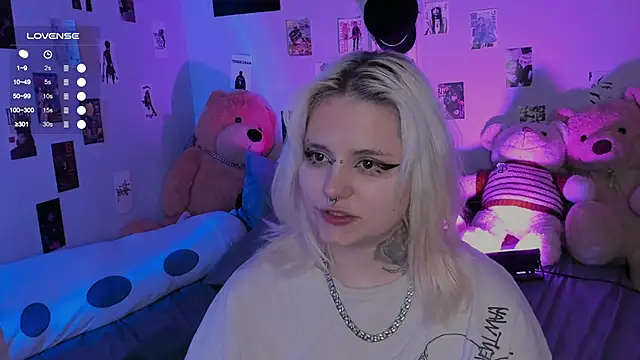 Snapshot of bixxxiz chatting on 11/17/25, 12:22 bixxxiz online show from 11/17/25, 12:22