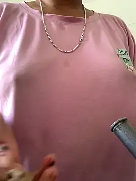 Snapshot of bindiyarani01 chatting on 12/17/25, 02:50 bindiyarani01 online show from 12/17/25, 02:50