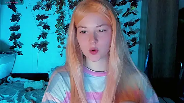 Snapshot of HoneyDazzle chatting on 10/22/25, 08:41 HoneyDazzle online show from 10/22/25, 08:41