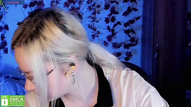 Snapshot of HoneyDazzle chatting on 11/21/25, 07:12 HoneyDazzle online show from 11/21/25, 07:12