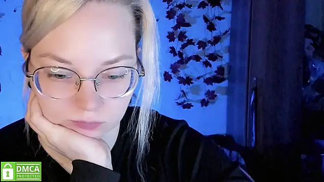 Snapshot of HoneyDazzle chatting on 11/23/25, 06:30 HoneyDazzle online show from 11/23/25, 06:30