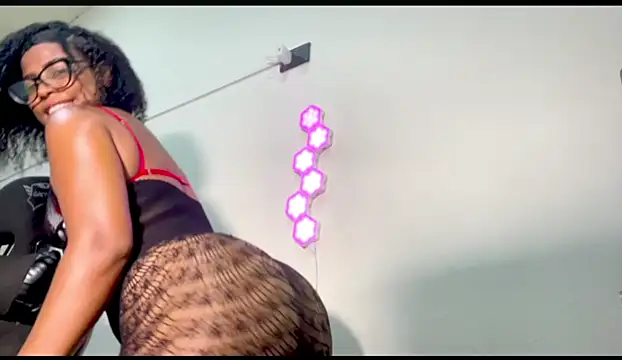 Snapshot of natybratz01 chatting on 11/11/25, 12:10 natybratz01 online show from 11/11/25, 12:10