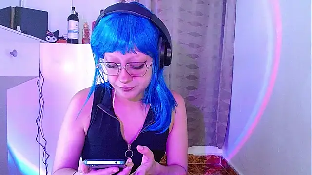 Snapshot of zora_blue777 chatting on 11/13/25, 02:54 zora blue777 online show from 11/13/25, 02:54