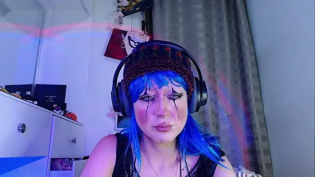 Snapshot of zora_blue777 chatting on 11/18/25, 02:28 zora blue777 online show from 11/18/25, 02:28