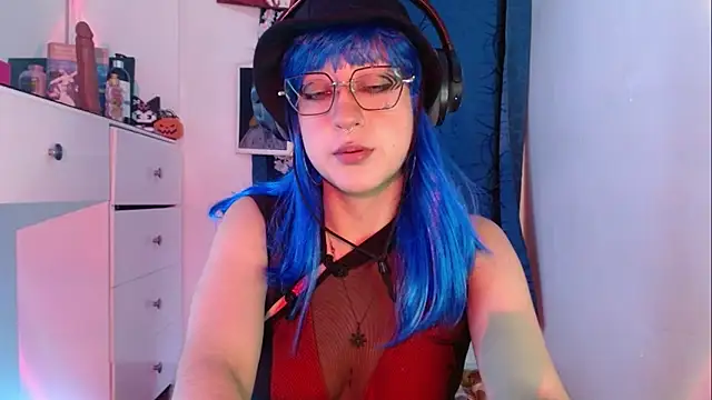 Snapshot of zora_blue777 chatting on 11/22/25, 04:44 zora blue777 online show from 11/22/25, 04:44