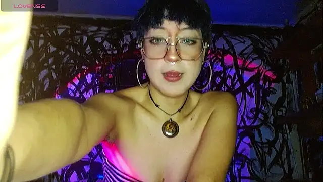 Snapshot of zora_blue777 chatting on 12/13/25, 11:54 zora blue777 online show from 12/13/25, 11:54