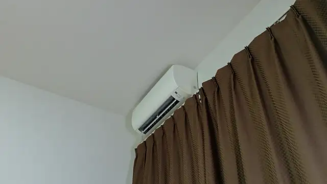 Snapshot of mio_k1 chatting on 11/24/25, 11:32 mio k1 online show from 11/24/25, 11:32