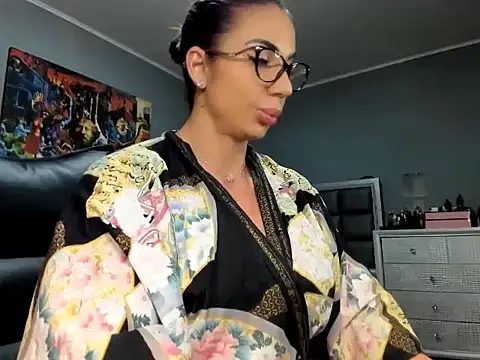 Snapshot of Alesyamuscledoll@xh chatting on 11/28/25, 08:33 Alesyamuscledollxh online show from 11/28/25, 08:33