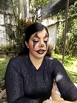 Alexa Jhomson online show from 10/28/25, 06:10