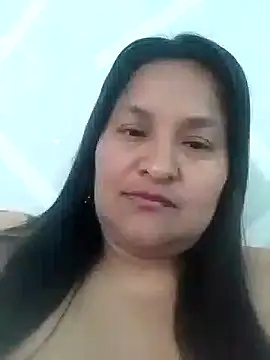 Snapshot of lucia00xx chatting on 10/13/25, 12:49 lucia00xx online show from 10/13/25, 12:49