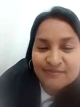 Snapshot of lucia00xx chatting on 10/20/25, 06:52 lucia00xx online show from 10/20/25, 06:52