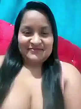 Snapshot of lucia00xx chatting on 11/07/25, 02:33 lucia00xx online show from 11/07/25, 02:33