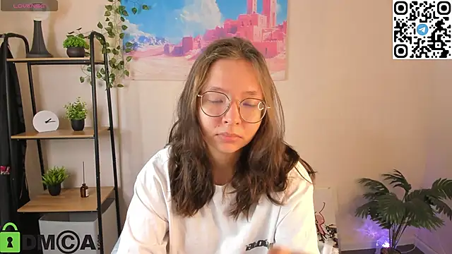 Nuura Moore online show from 10/31/25, 01:06