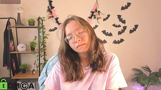 Nuura Moore online show from 11/03/25, 12:46