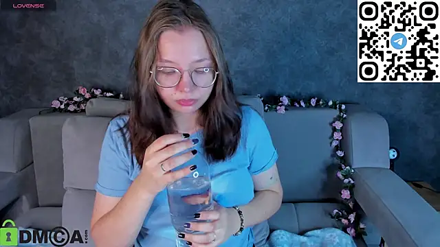 Nuura Moore online show from 11/13/25, 01:04