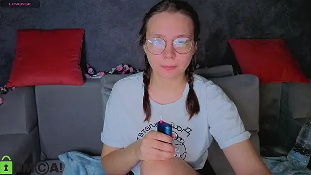 Nuura Moore online show from 11/28/25, 01:08