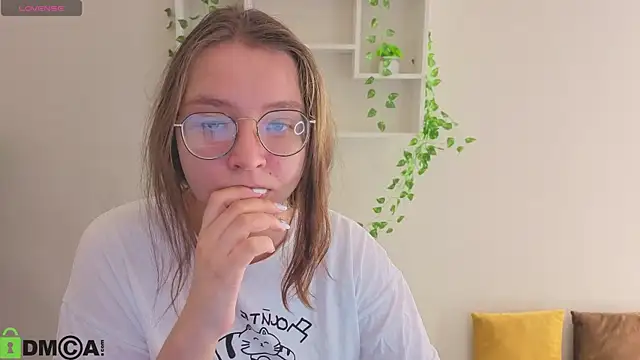 Nuura Moore online show from 12/04/25, 01:04