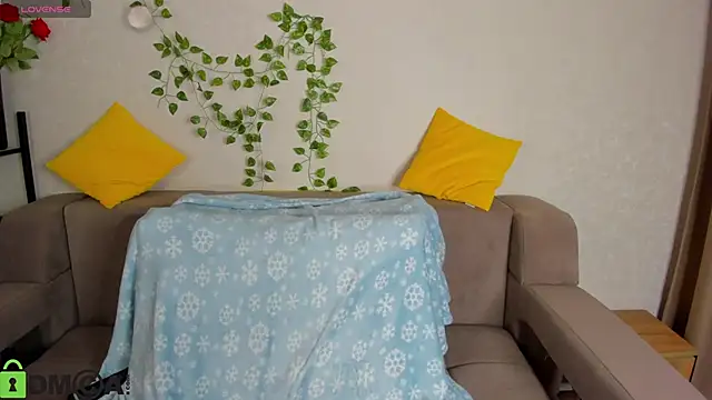 Nuura Moore online show from 12/05/25, 01:14