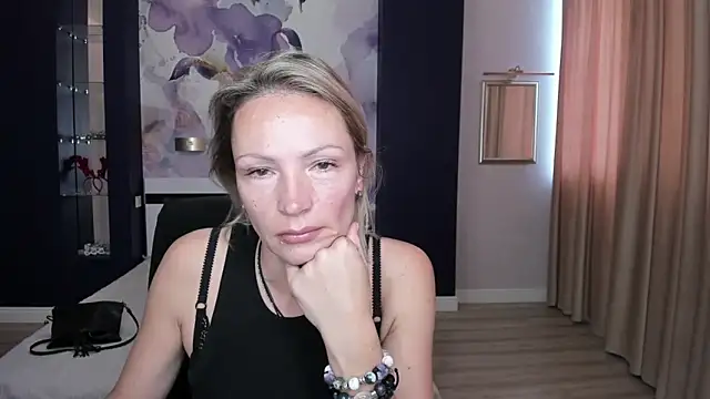 Snapshot of AlinaMoor chatting on 10/06/25, 06:00 AlinaMoor online show from 10/06/25, 06:00