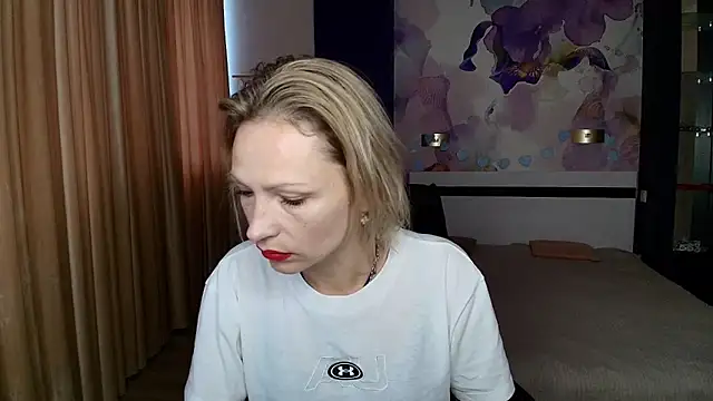 Snapshot of AlinaMoor chatting on 10/18/25, 05:43 AlinaMoor online show from 10/18/25, 05:43