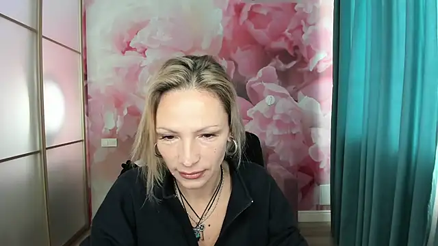 Snapshot of AlinaMoor chatting on 10/21/25, 05:41 AlinaMoor online show from 10/21/25, 05:41