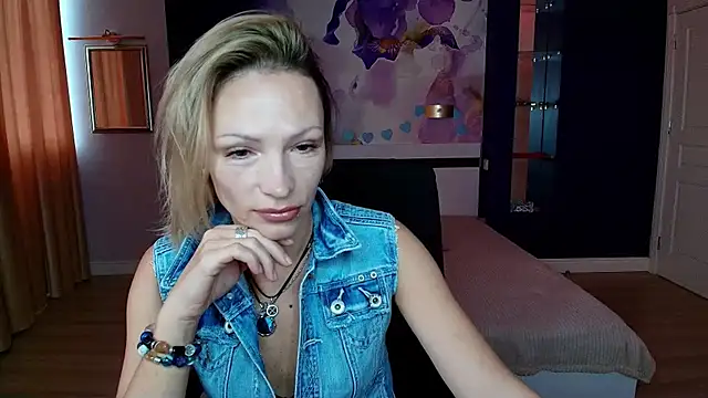 Snapshot of AlinaMoor chatting on 10/28/25, 07:01 AlinaMoor online show from 10/28/25, 07:01