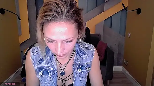 Snapshot of AlinaMoor chatting on 10/29/25, 06:59 AlinaMoor online show from 10/29/25, 06:59